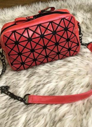 Красива стильна сумрчка ,лакова,.