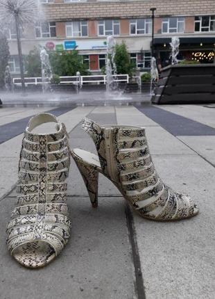 Жіночі босоніжки в стилі черевичок на замочку. 38 розмір