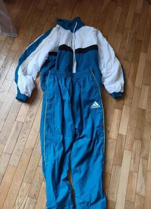 Спортивный костюм фирмы adidas