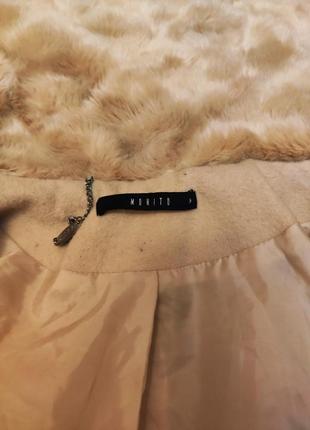 Бежевое пальто мохито с мехом и узором с карманами миди мохито4 фото