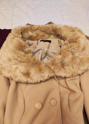 Бежевое пальто мохито с мехом и узором с карманами миди мохито5 фото