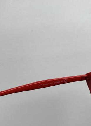 Стильные солнцезащитные очки с красной оправой5 фото