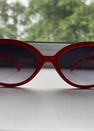 Стильные солнцезащитные очки с красной оправой7 фото