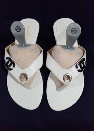 Шльопанці з логотипом