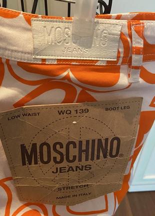 Джинсы moschino оригинал с принтом из оранжевых сердец4 фото