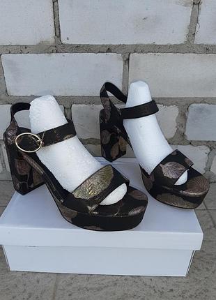 Чёрные босоножки с блестящими цветочками и листиками