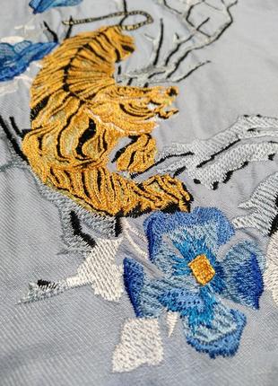 Укороченная рубашка овэрсайз с вышивкой тигр/сакура6 фото