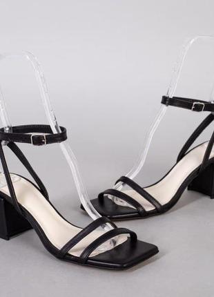 Модні босоніжки на підборах