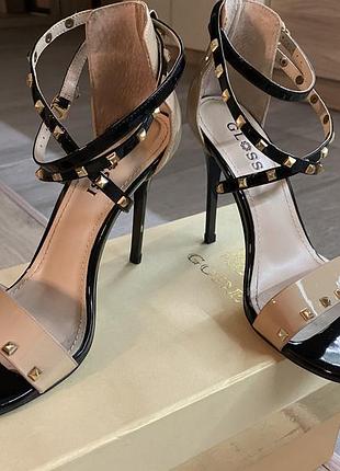 Босоножки на шпильке
