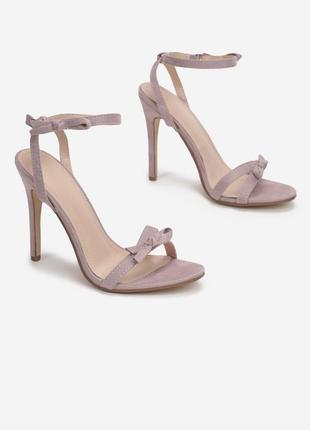 Босоножки на каблуке / шпильке