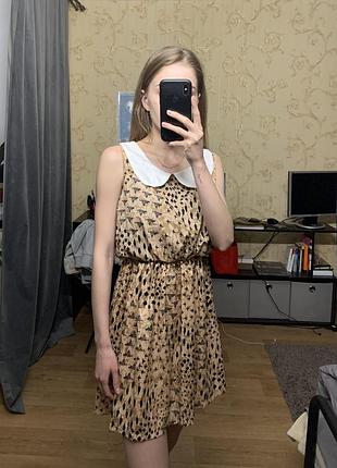 Бежевое платье с белым воротничком