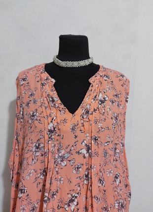Батал блуза с вискозы в цветах и стразиках