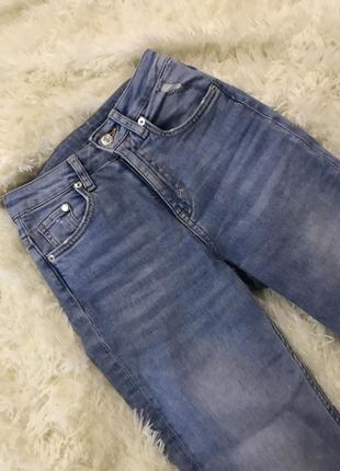 Стильные голубые джинсы прямого кроя слегка клеш2 фото
