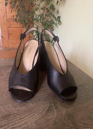 Шкіряні босоніжки