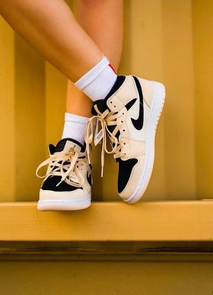 Женские кроссовки nike air jordan 1 beige/black