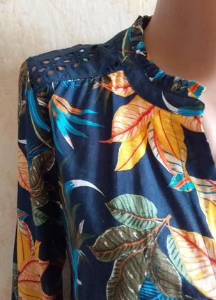Барвиста блуза сорочка з тропічним квітковим принтом прошва спинка3 фото
