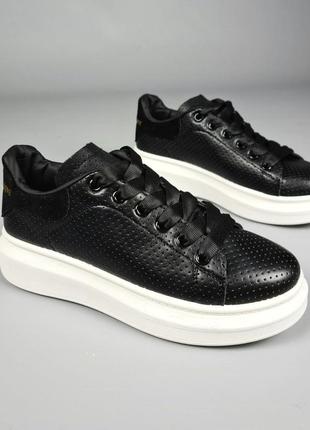 Стильные кроссовки