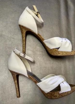 Білі босоніжки шкіряні