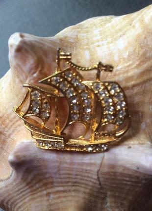 Брошка кораблик