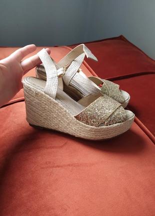 Кожаные босоножки