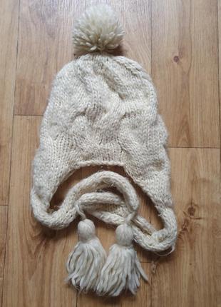Тепла зимова шапка із зав'язками