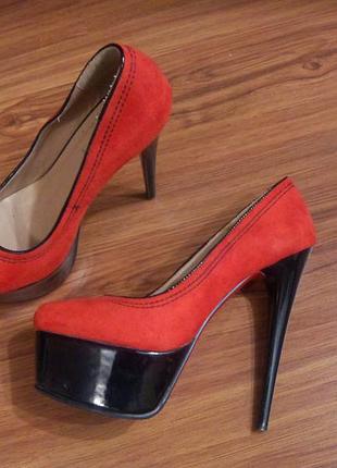 Червоні замшеві туфлі