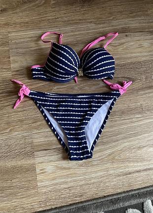 Класний купальник 👙є пушап.