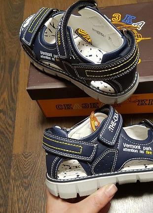 Прошитые открытые босоножки с кожаной стелькой и супинатором р.32, 35