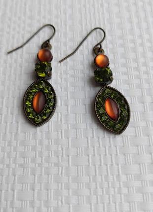 Красивые нежные серьги с камушками. длина без ушка почти 3.5  см.