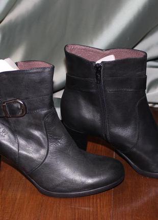 Чорні шкіряні черевички на каблуку. іспанія.4 фото