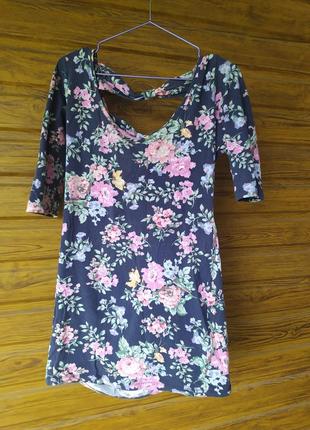 Красивые фактурное платье, короткое, открытая спина, короткий рукав цветрчний принт