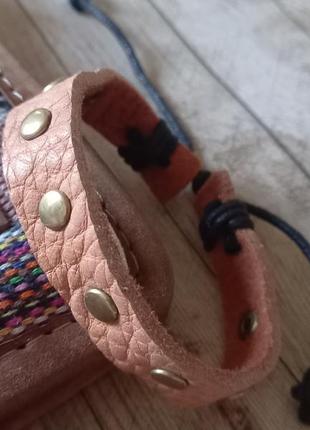 Модний клепані браслет під шкіру.