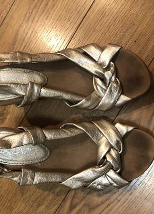 Босоножки  на танкетке