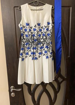 Шикарное, платье, на выход нереально красивое, и эксклюзивное, с красивым, принтом, из цветов, от дорогого бренда: doris👌