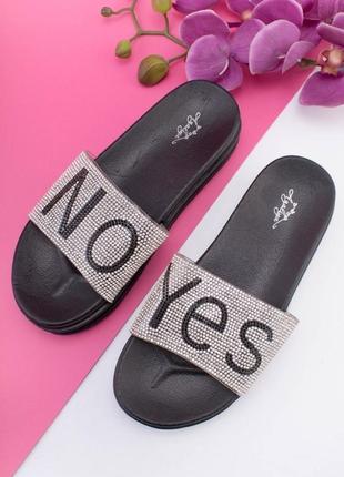 Стильні чорні шльопанці шльопанці на платформі зі стразами пляжні силіконові