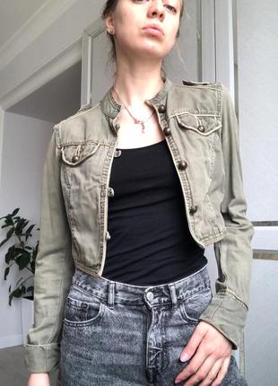 Летняя джинсовая укорочённая куртка в стиле милитари