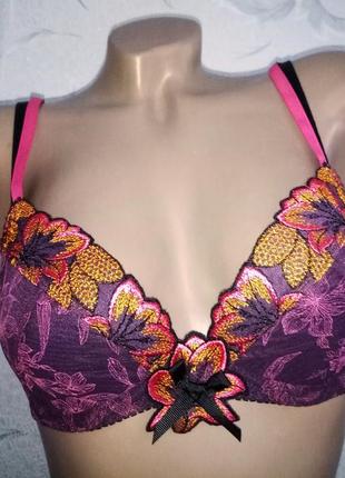 Элегантный бюстгальтер дорого бренда.