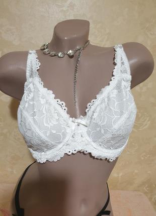 Белый бюст бюстгальтер