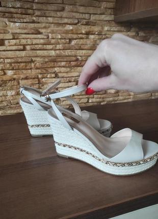 Босоніжки на танкетці. натуральна шкіра.