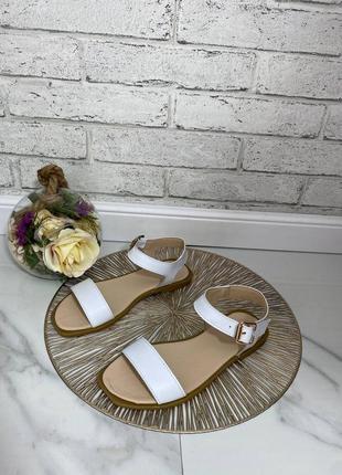Білі босоніжки, сандалі