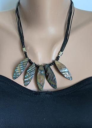 Набор. колье из перламутра  на шнуровке+ серьги. от  fashion jewerly