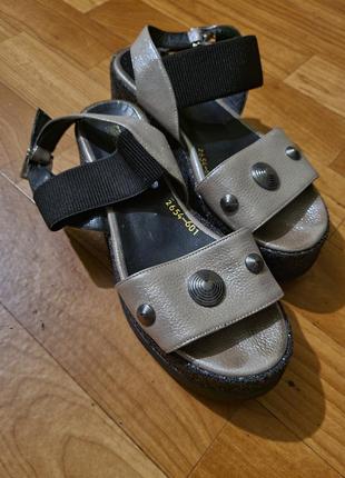 Шкіряні босоніжки