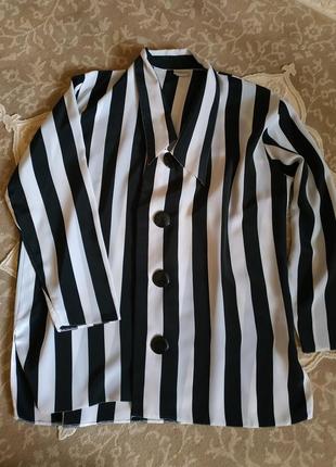 Блузка полоскана черно белая материал шифон.