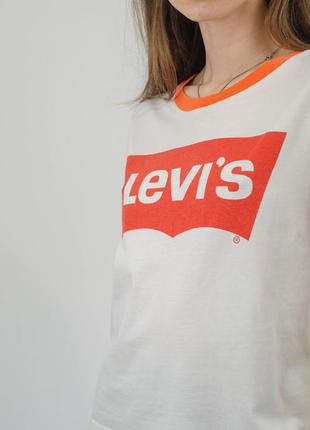 Levis молочная футболка с контрастным большим логотипом и отделкой, большое лого левис3 фото