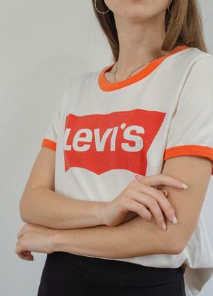Levis молочна футболка з контрастним великим логотипом і обробкою, велике лого левіс