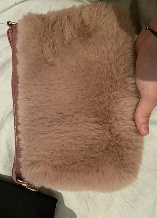 Розовая пушистая сумка клатч