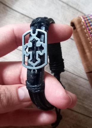 Кожаный браслет с крестом.