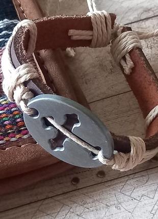 Кожаный браслет с крестом.