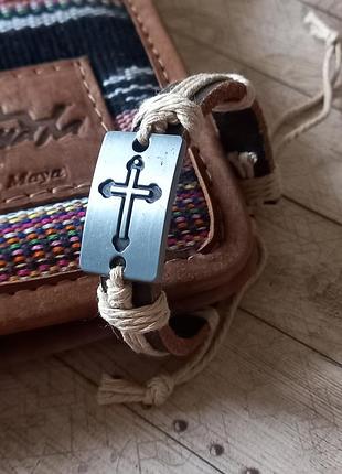 Кожаный браслет с крестом.