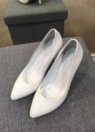 Новые свадебные белые туфли лодочки из натуральной кожи3 фото